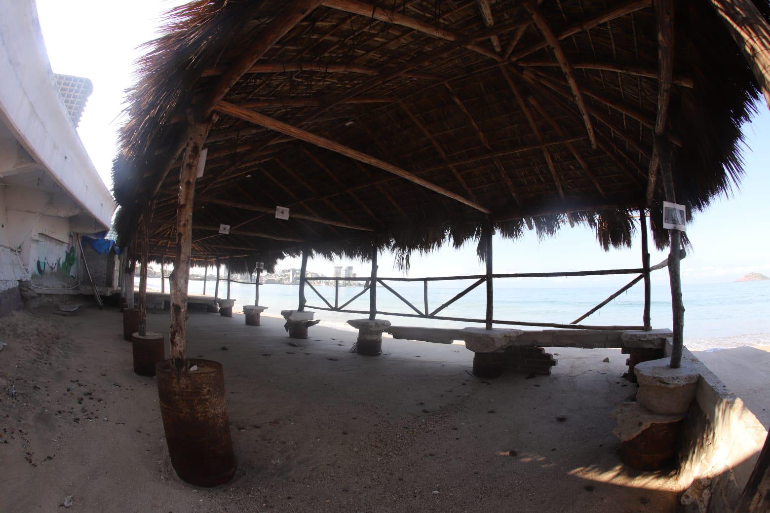 $!Apresuran reapertura de palapas a la orilla de la playa en Mazatlán