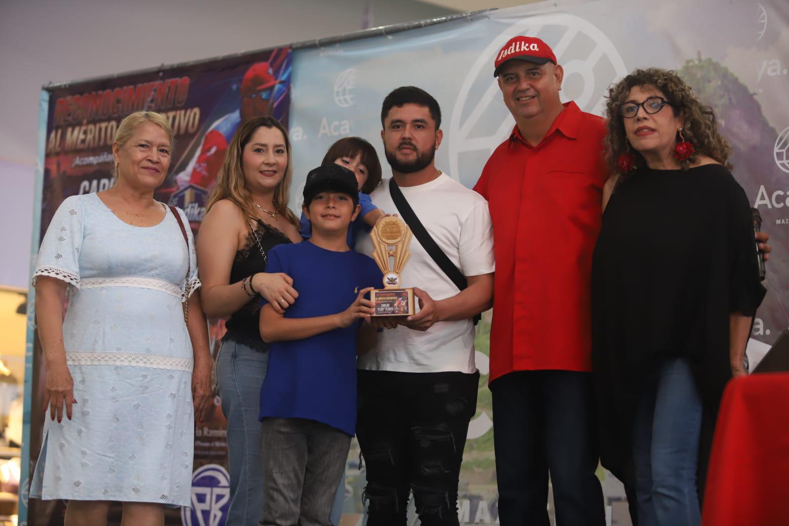 $!Entregan el Premio al Mérito Deportivo Isdika Inda Sports en Mazatlán