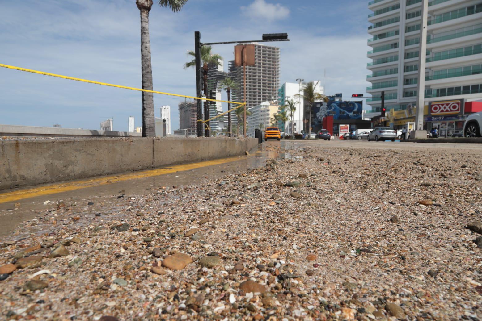 $!Marejadas ocasiona destrozos en palapas y mobiliario en playa de Mazatlán