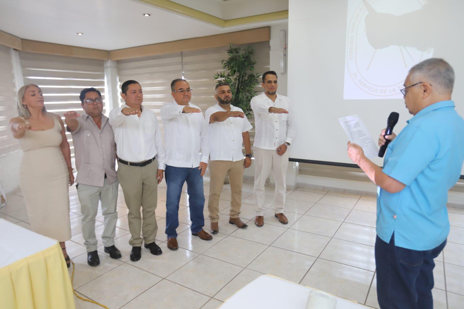 $!La nueva mesa directiva de Copevain al momento de rendir protesta durante la ceremonia protocolaria.