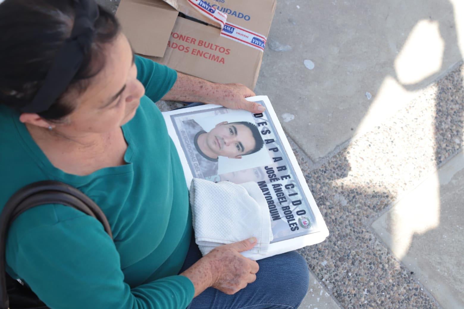 $!Familias colocan azulejos y fichas de búsqueda en la Fiscalía por los desaparecidos en Mazatlán