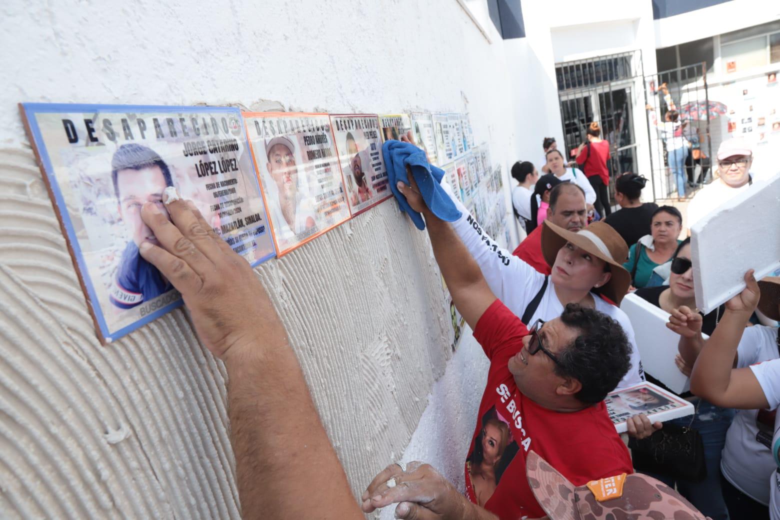 $!Familias colocan azulejos y fichas de búsqueda en la Fiscalía por los desaparecidos en Mazatlán
