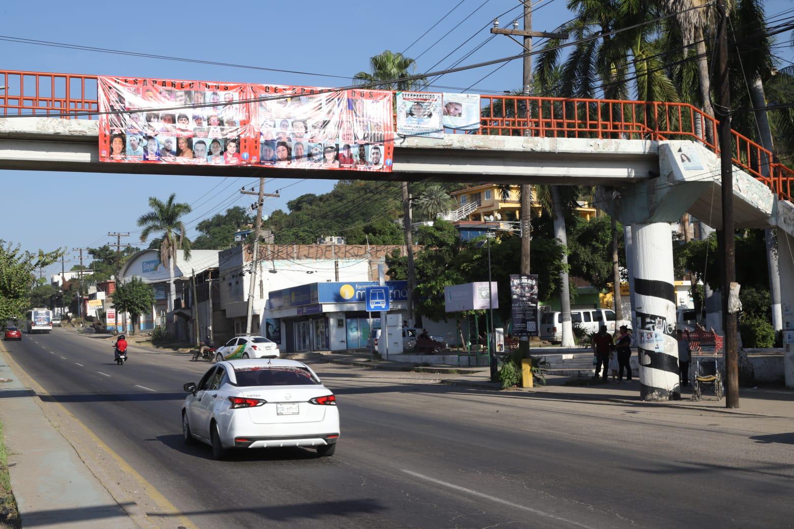 $!Cuelgan mantas de desaparecidos durante visita de Rocha Moya a Mazatlán