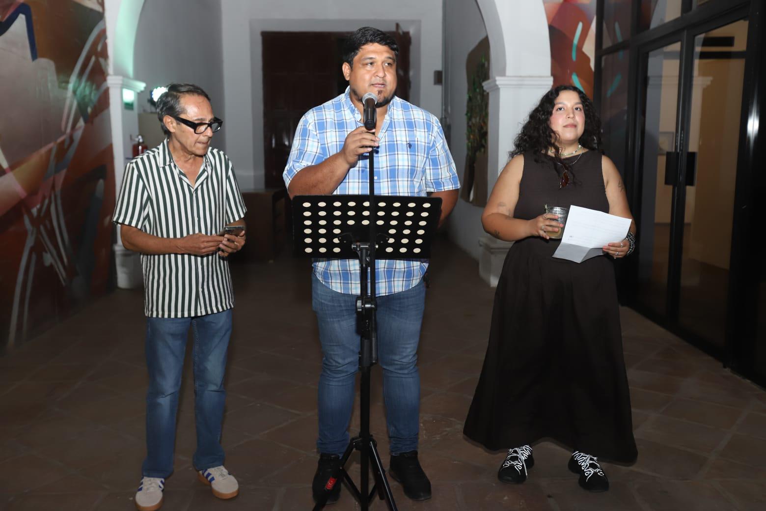 $!El director del museo, Mario Alberto Chávez Noriega, dio la bienvenida y pidió un aplauso en memoria de la poeta sinaloense Ana Belén López.