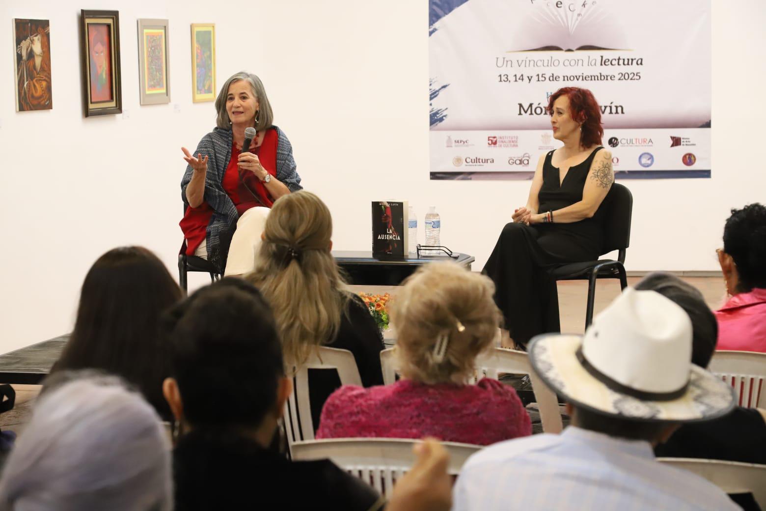 $!La autora estuvo acompañada en los comentarios de la escritora y ensayista Roxana Elvridge-Thomas.