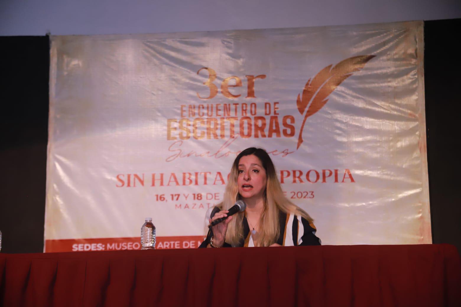 $!La actriz y escritora Silvia Castillo, presentó el monólogo “Sin habitación propia”.