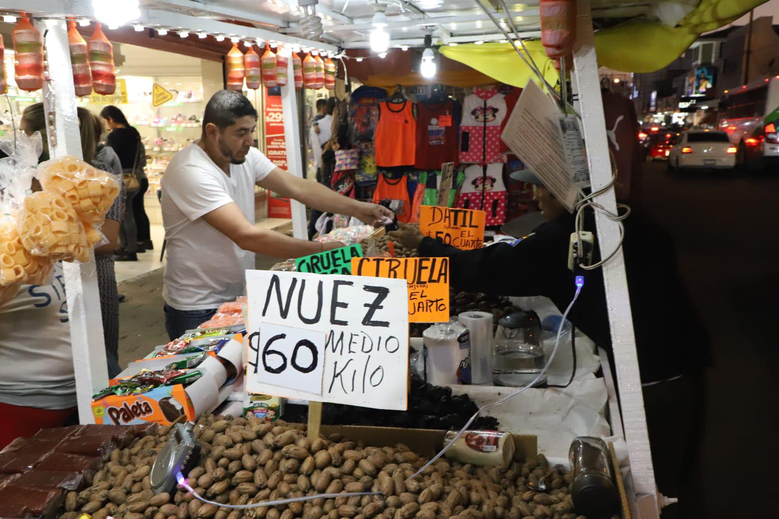 $!Cierran calles del Centro de Mazatlán para seguridad de los compradores navideños