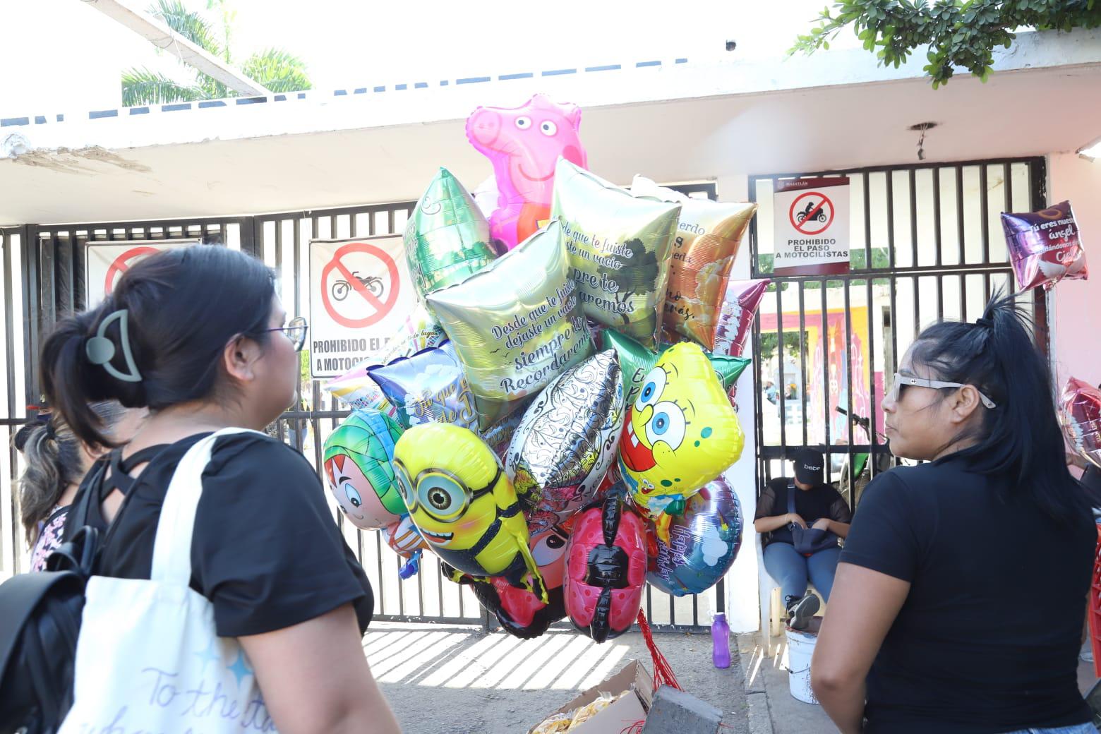 $!Tradición y nostalgia marcan la jornada del Día de Todos los Santos en Mazatlán
