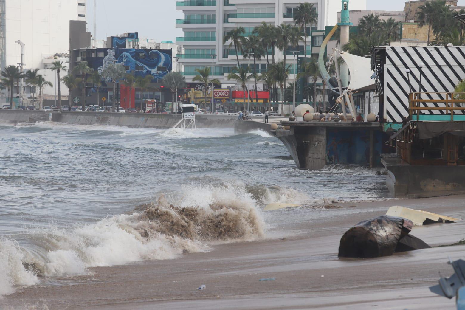 $!Registran playas de Mazatlán fuerte oleaje y obliga a resguardar pangas y mobiliario