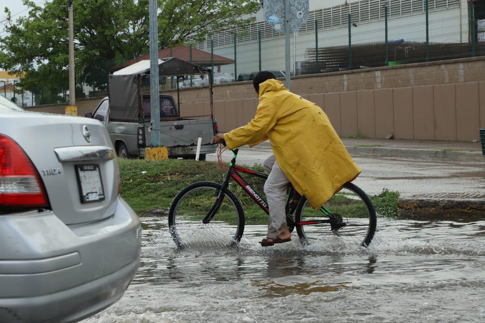 $!Lluvias dejan nuevamente calles encharcadas en Mazatlán