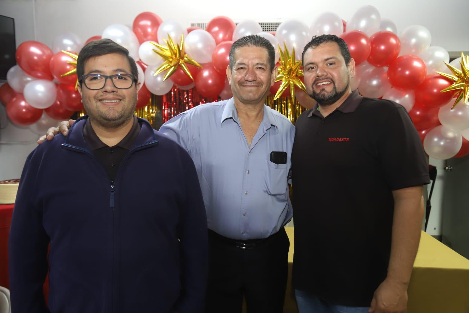 $!Víctor Manuel entre Miguel Flores y Omar Salas.