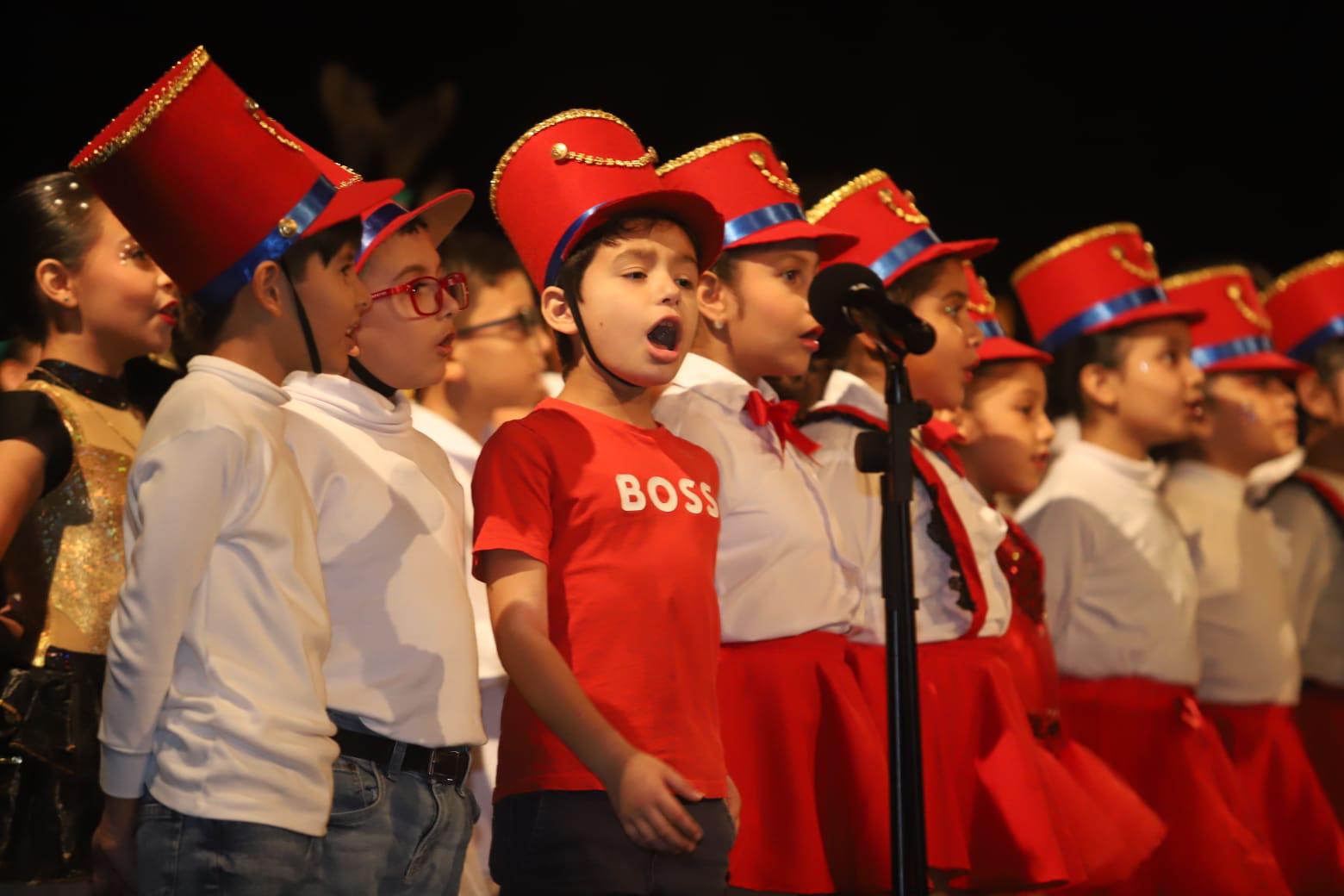 $!Integrantes del coro navideño de tercero, cuarto y quinto grado, dirigidos por la soprano María Devaki Murillo.