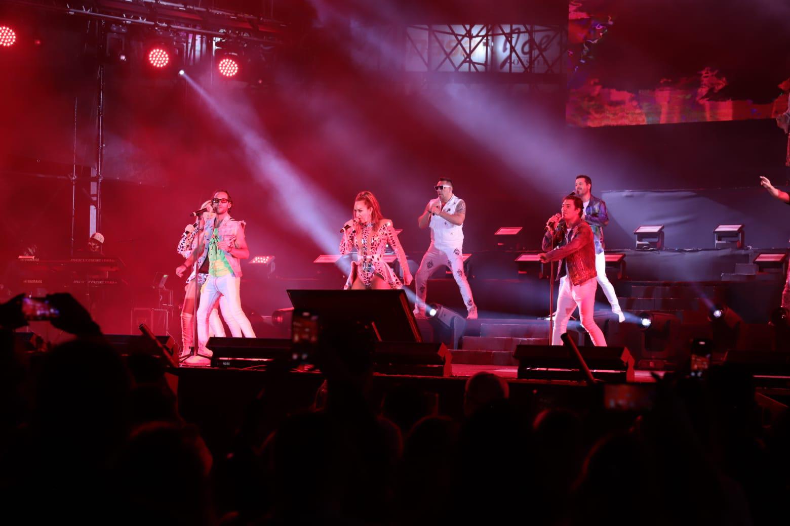 $!El 90’s Pop Tour enciende el Carnaval de Mazatlán 2025 en la coronación de Brayan I