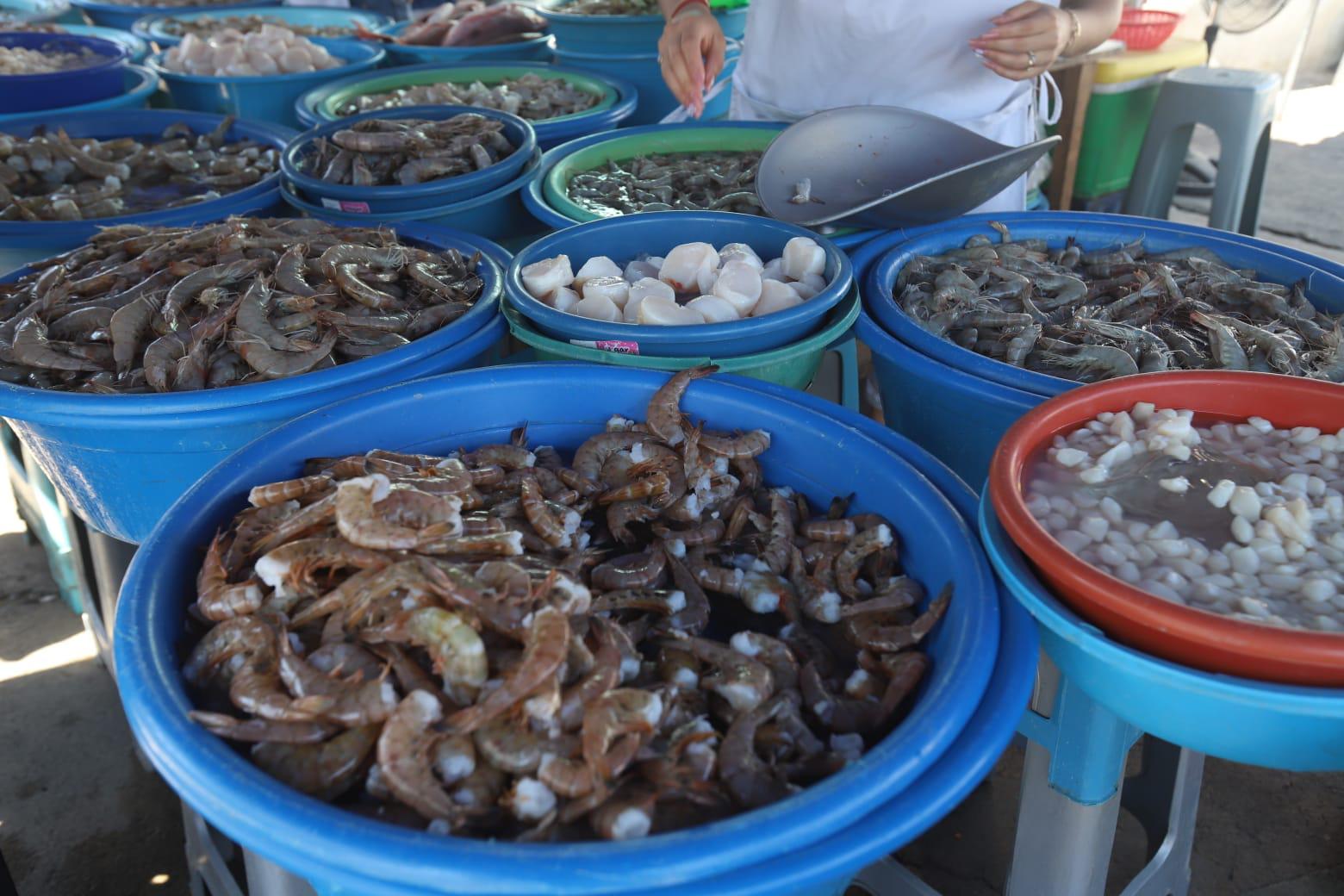 $!Aún con la baja de precio, no logran repuntar ventas de camarón en Mazatlán, señalan vendedoras