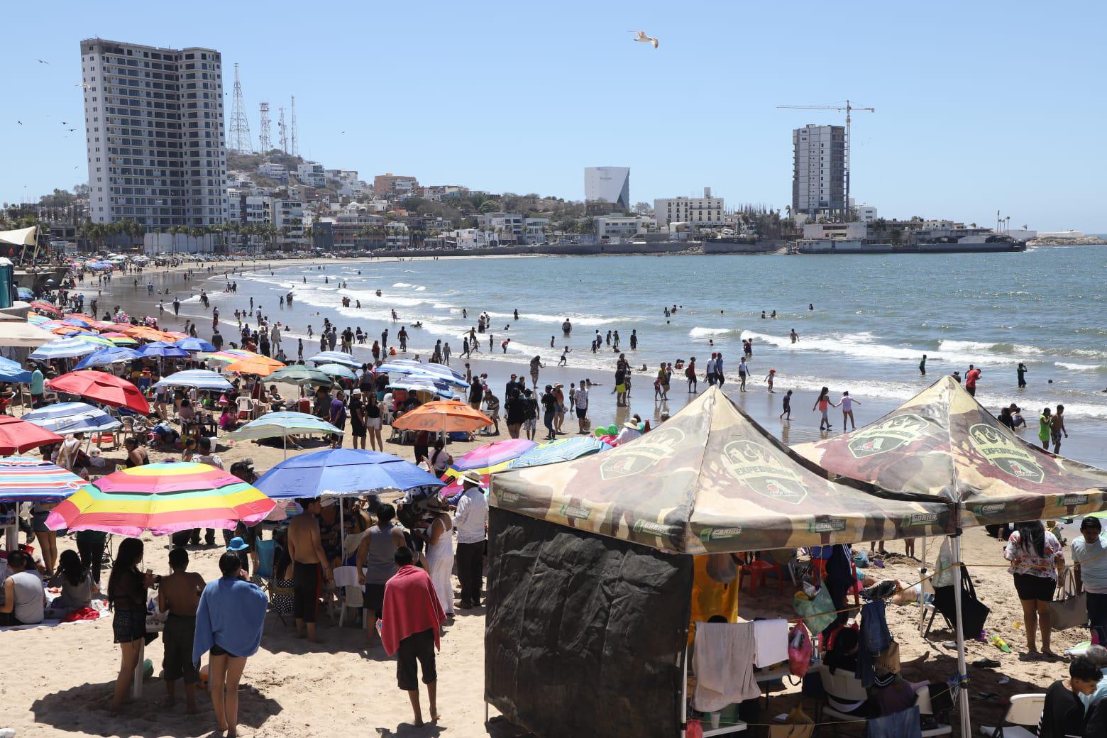 $!Vibra Mazatlán con miles de visitantes en playas y atractivos turísticos