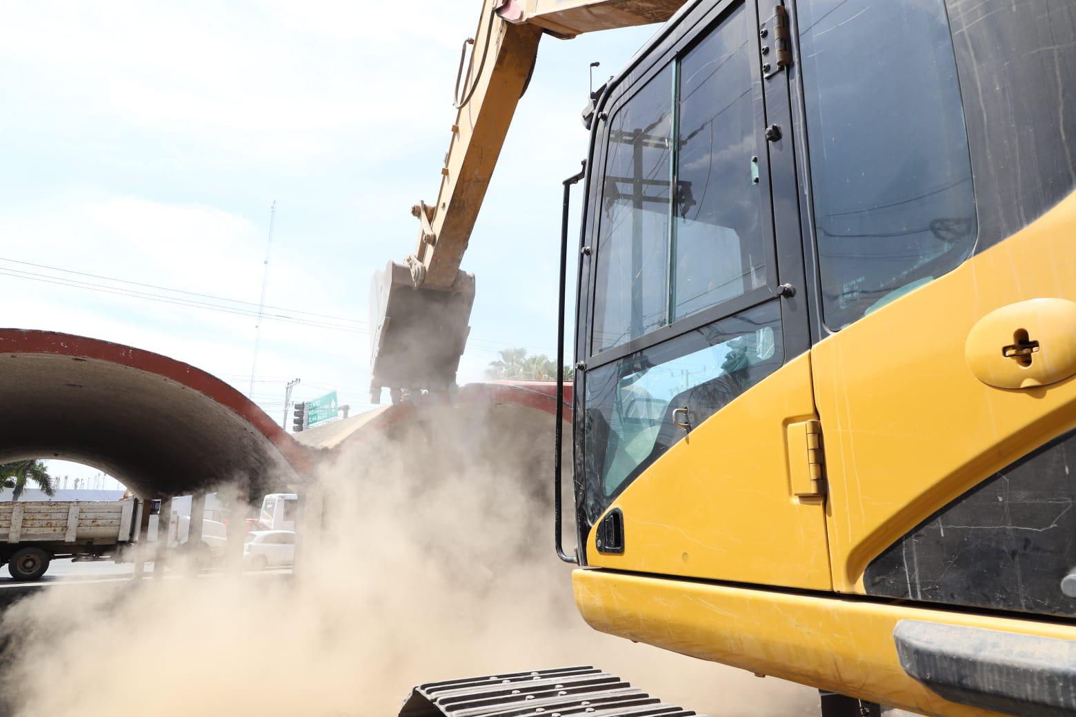 $!En Mazatlán demuelen estación de Bomberos de la Avenida Gabriel Leyva; construirán ahí mismo una nueva