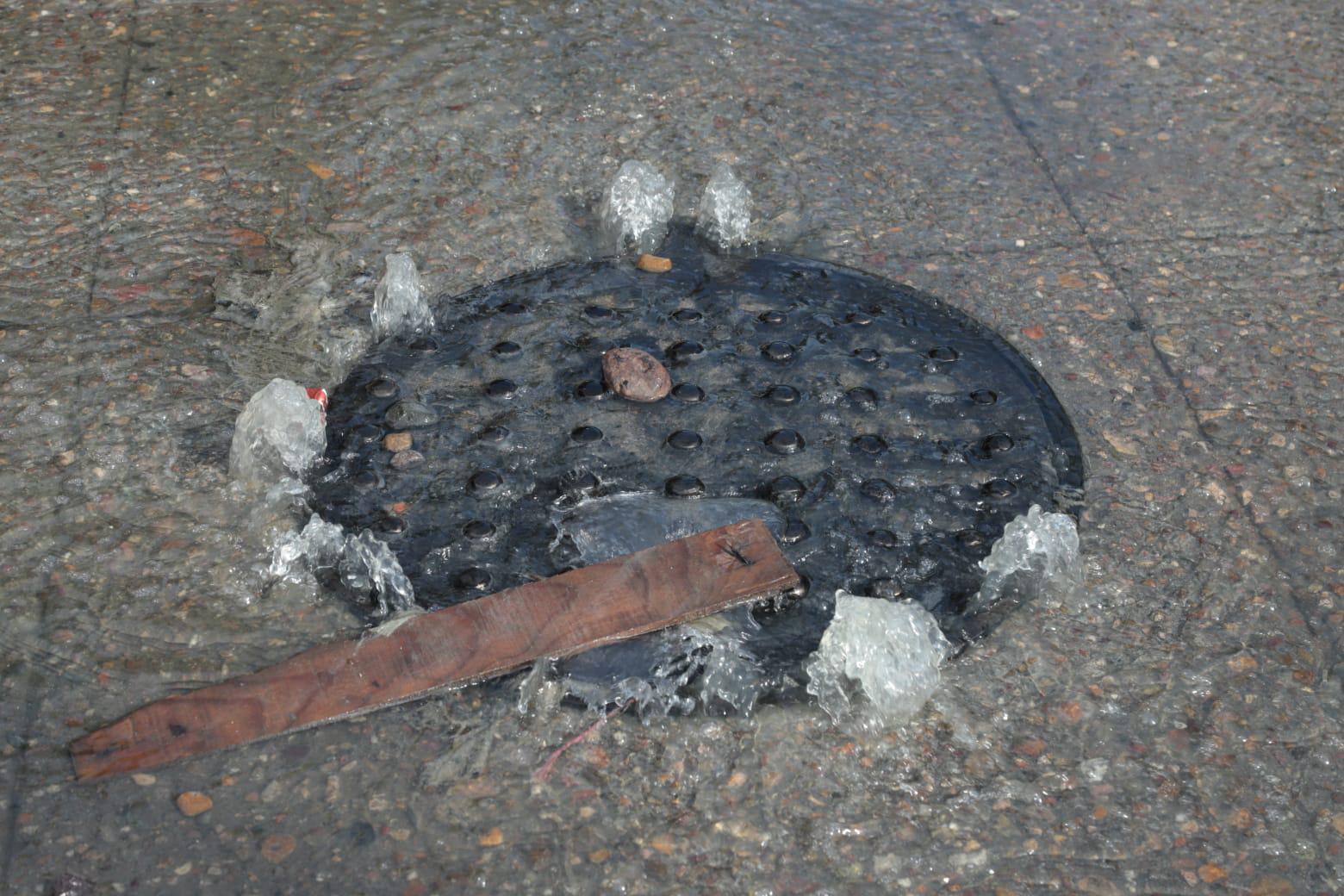 $!Vecinos de la 20 de Noviembre viven entre aguas negras desde hace tres días