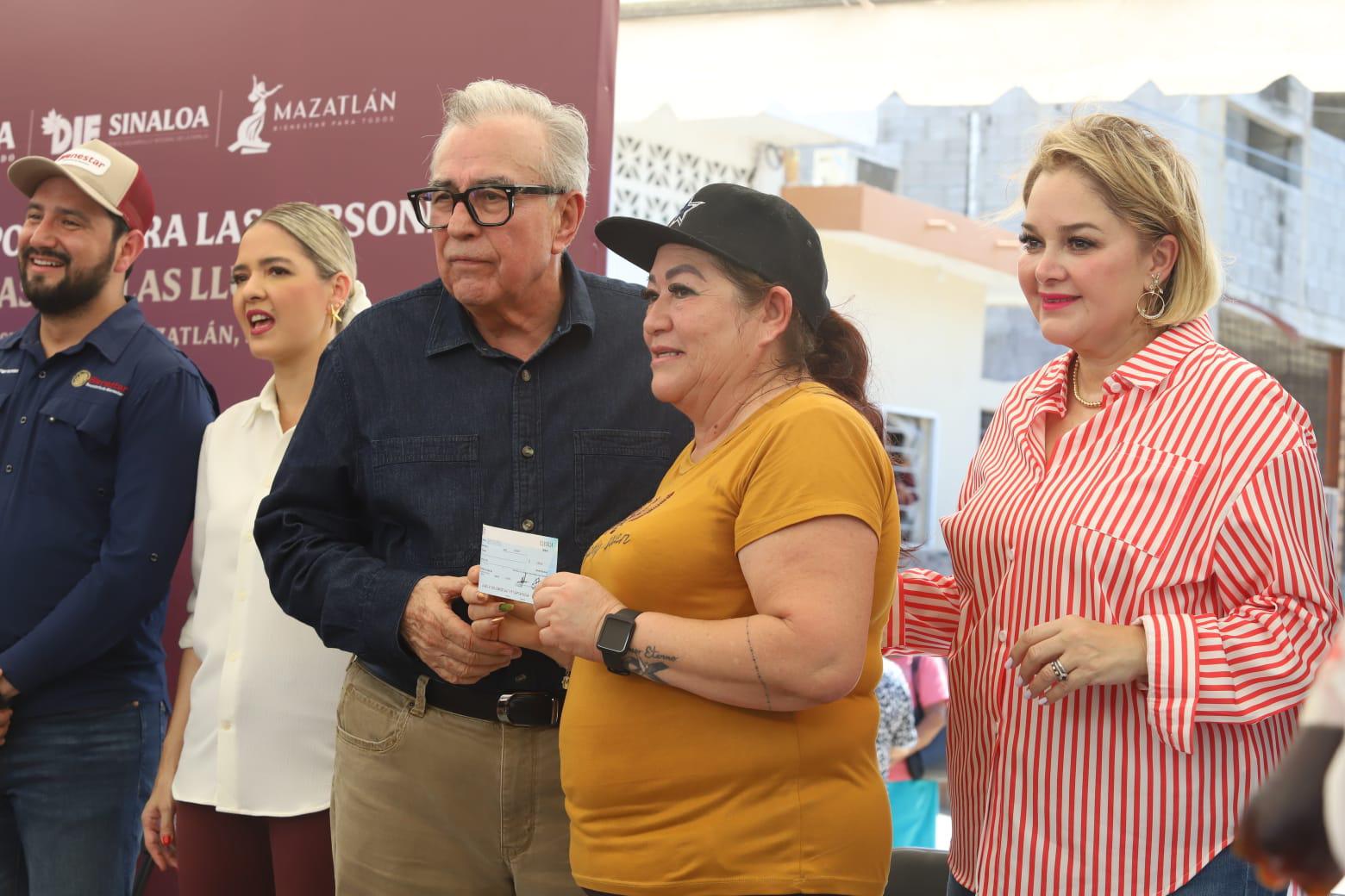 $!Reciben 179 familias mazatlecas afectadas por las lluvias apoyos económicos por parte del Gobierno Estatal