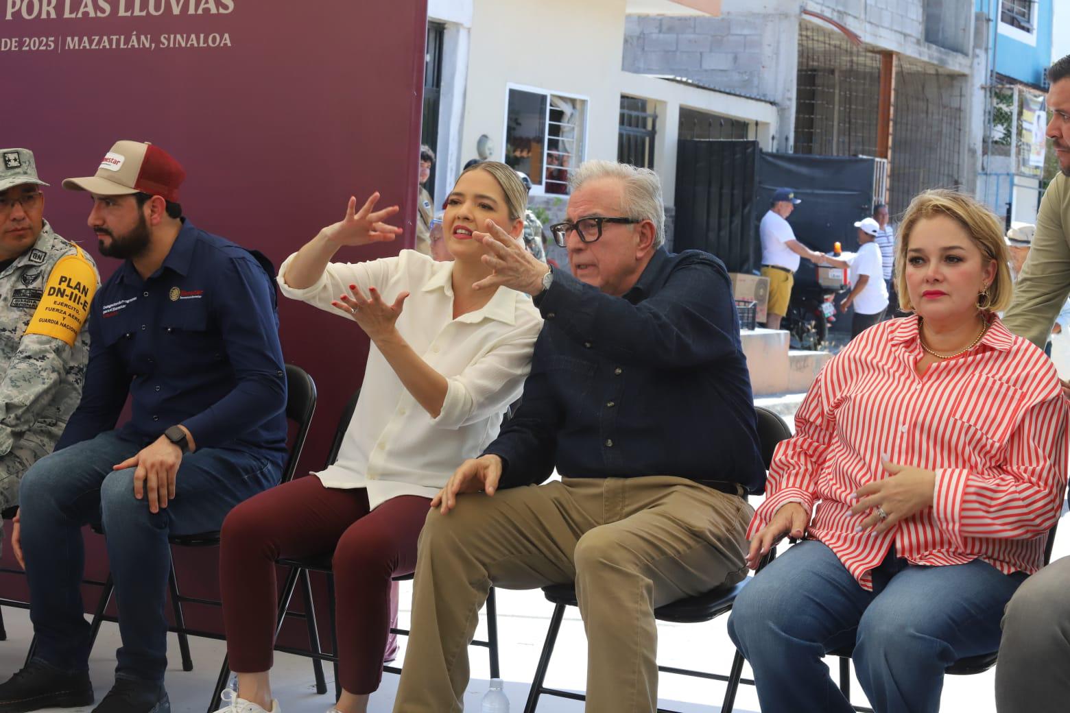 $!Reciben 179 familias mazatlecas afectadas por las lluvias apoyos económicos por parte del Gobierno Estatal