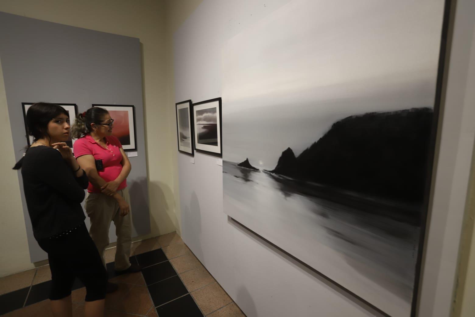 $!Los asistentes recorrieron la sala principal apreciando los matices de luz y color que caracterizan la serie “Alma y Horizonte”.