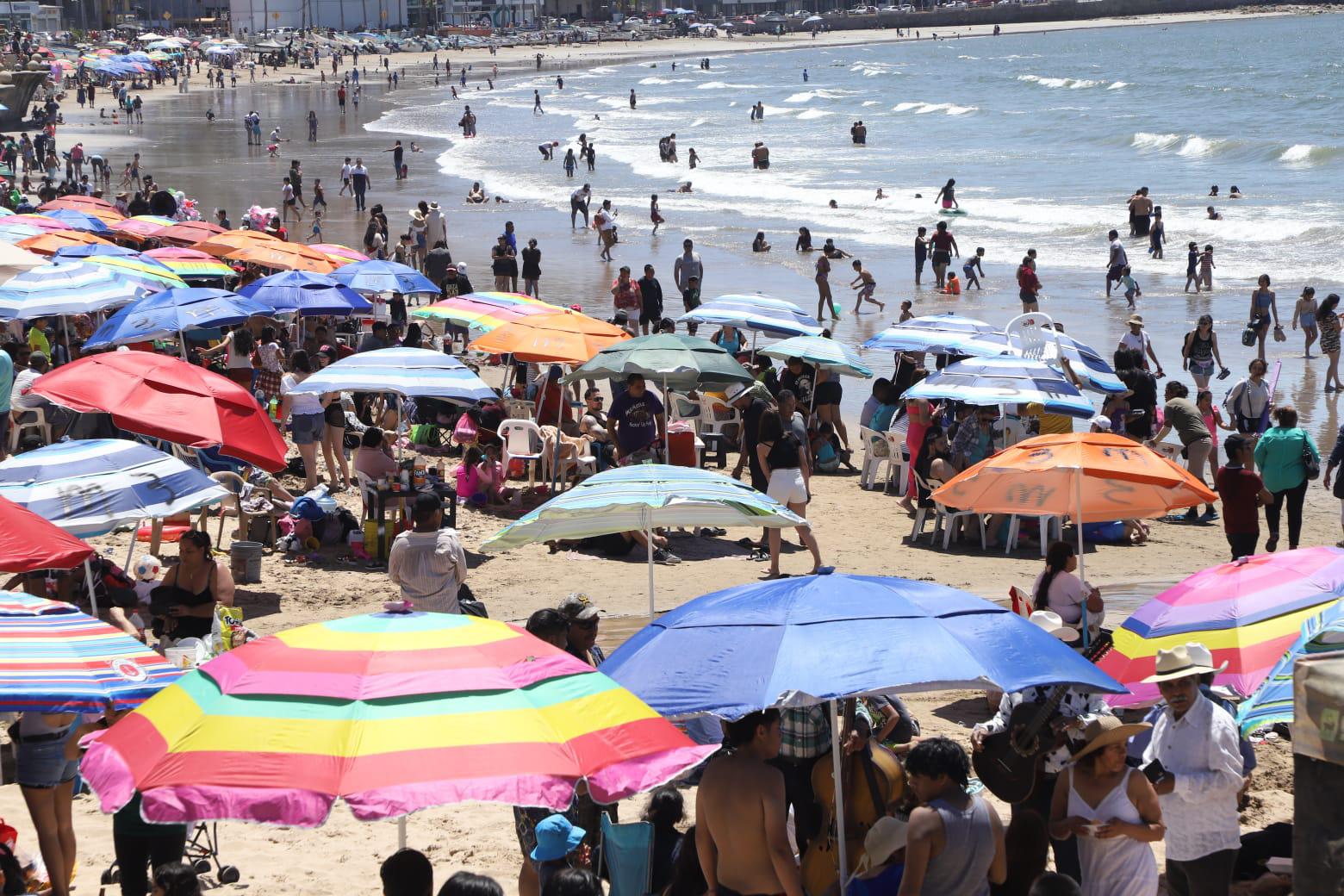 $!Vibra Mazatlán con miles de visitantes en playas y atractivos turísticos