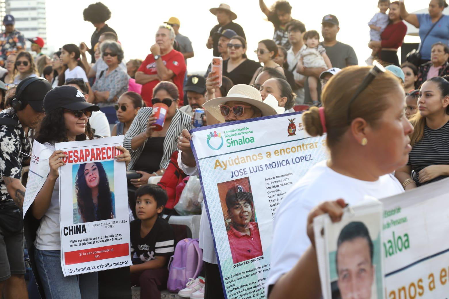 $!Colectivos de búsqueda reciben aplausos y apoyo durante el desfile del Carnaval de Mazatlán