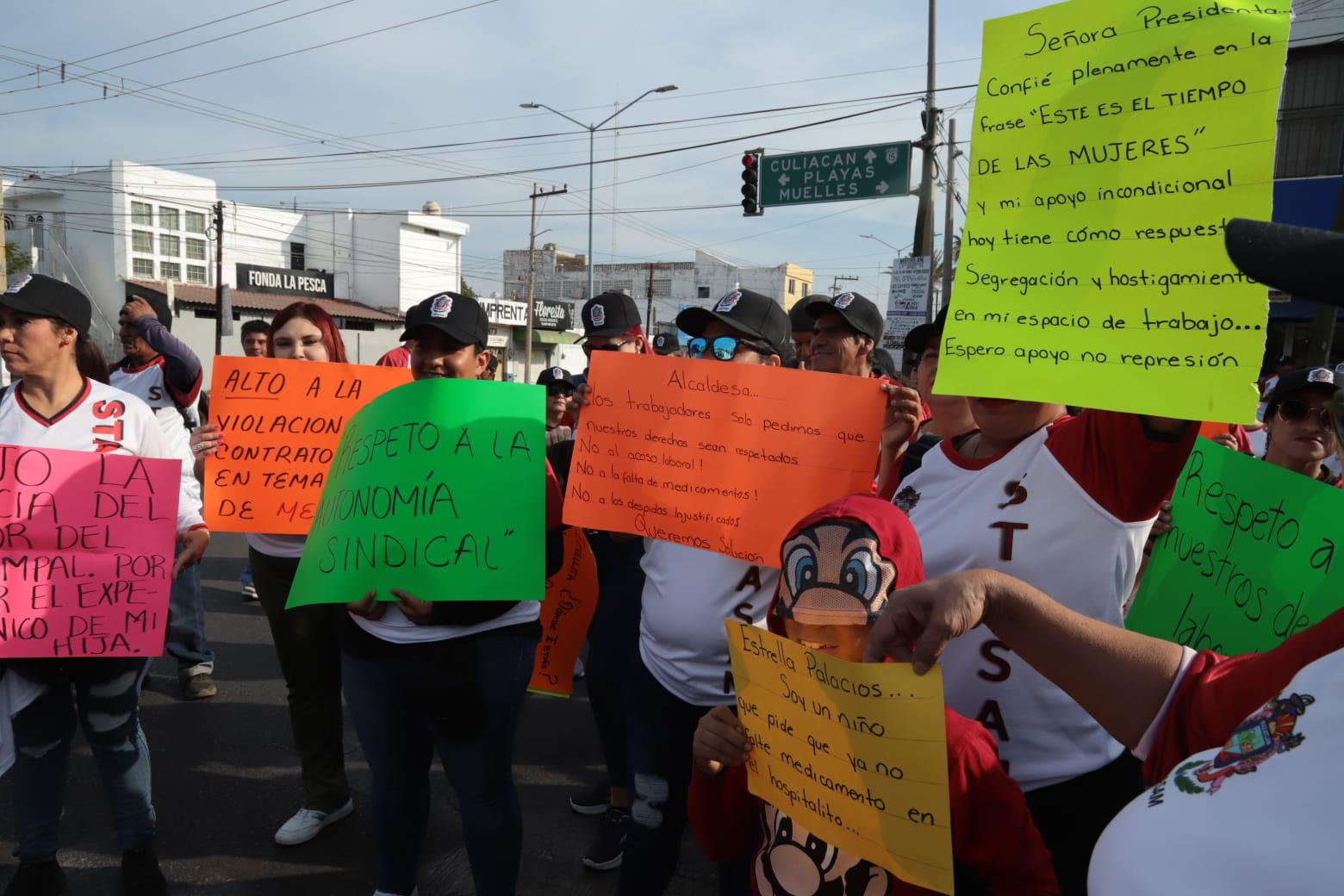 $!Realizan sindicalizados del Ayuntamiento marcha por el Día del Trabajo; exigen atención a la salud y medicamentos