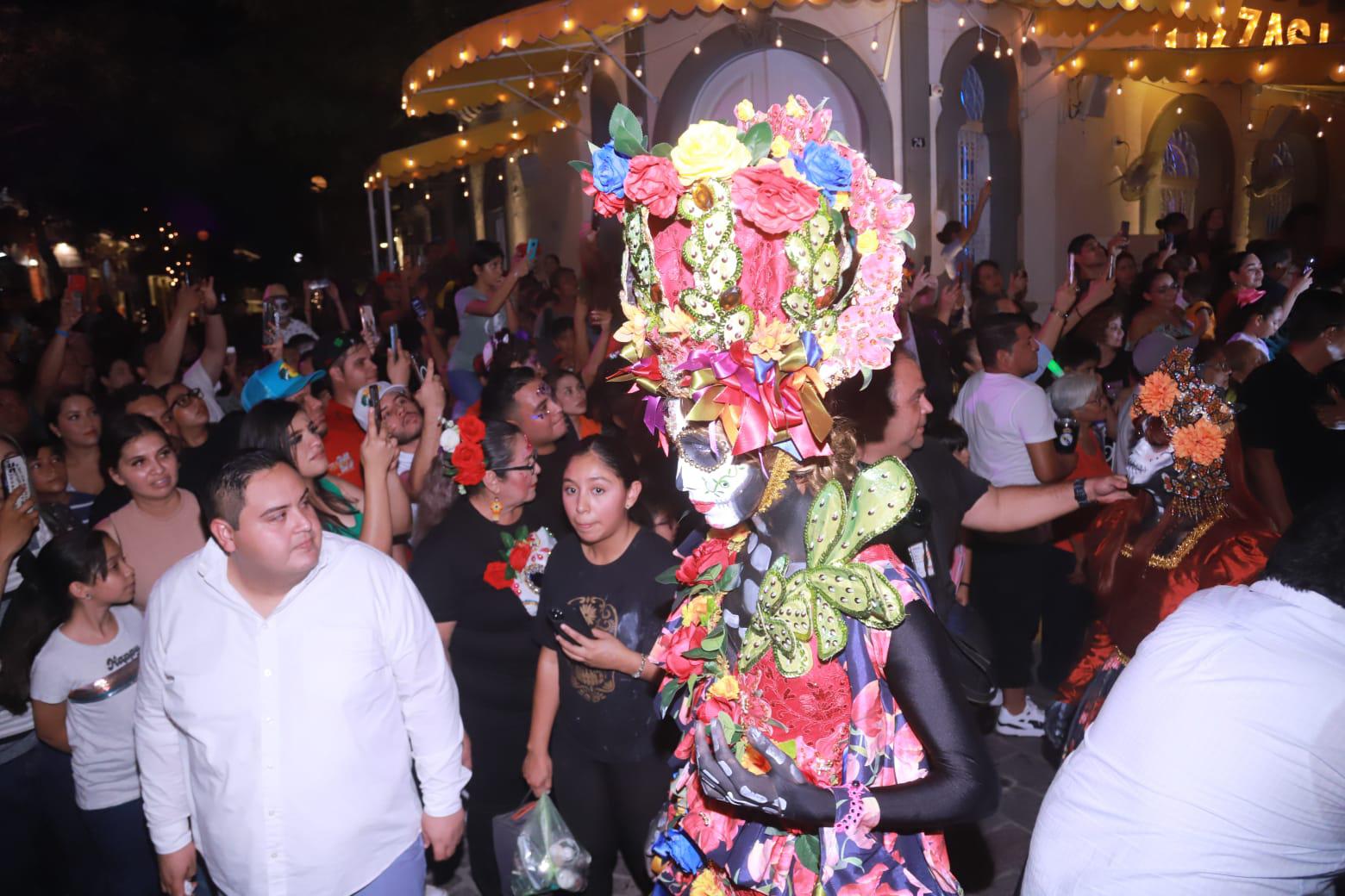 $!#Galería | Lucen coloridos personajes en callejoneada en el Centro Histórico de Mazatlán