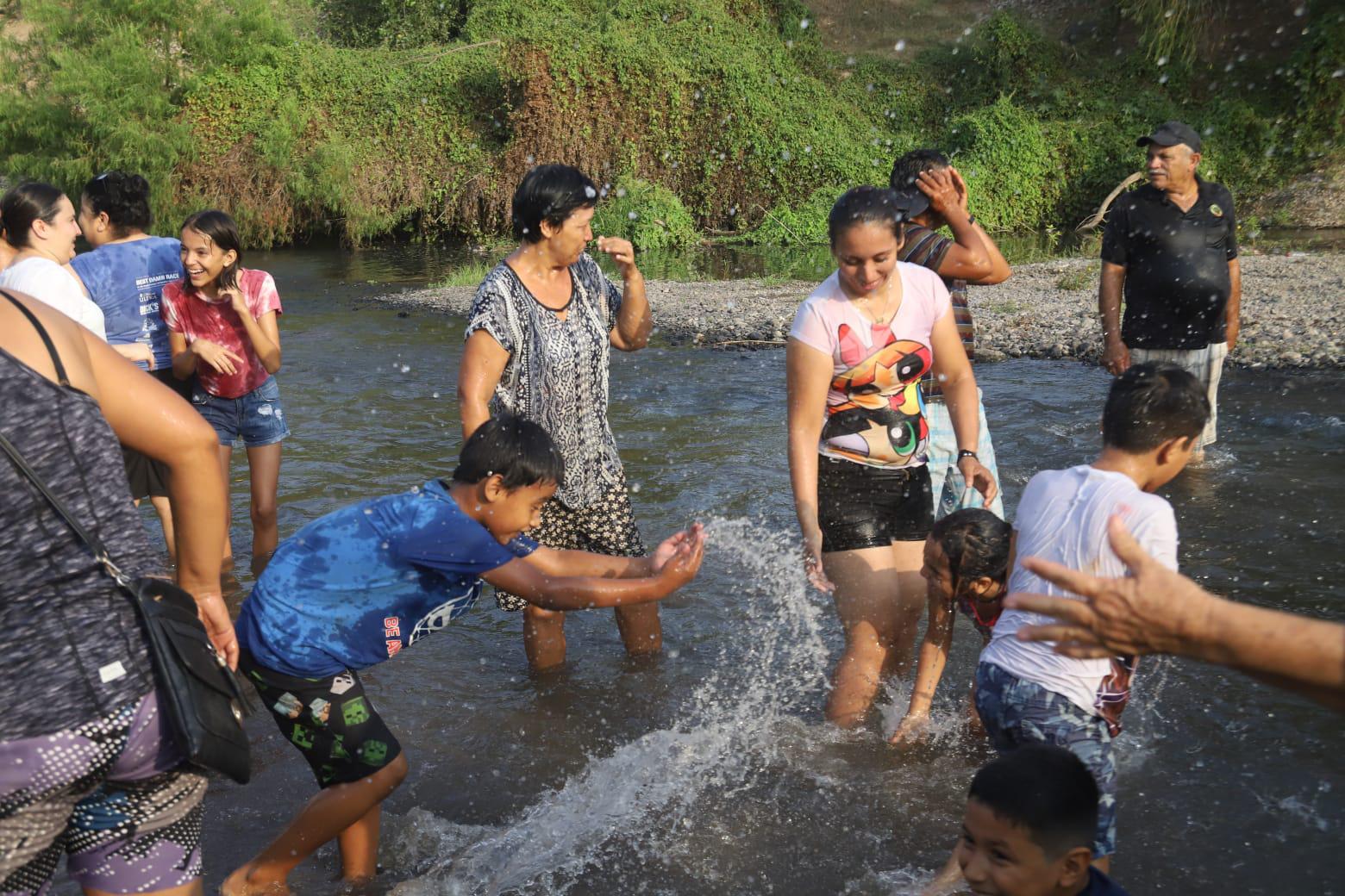 $!Bañan a San Juan en las aguas del Río Presidio; le piden lluvias