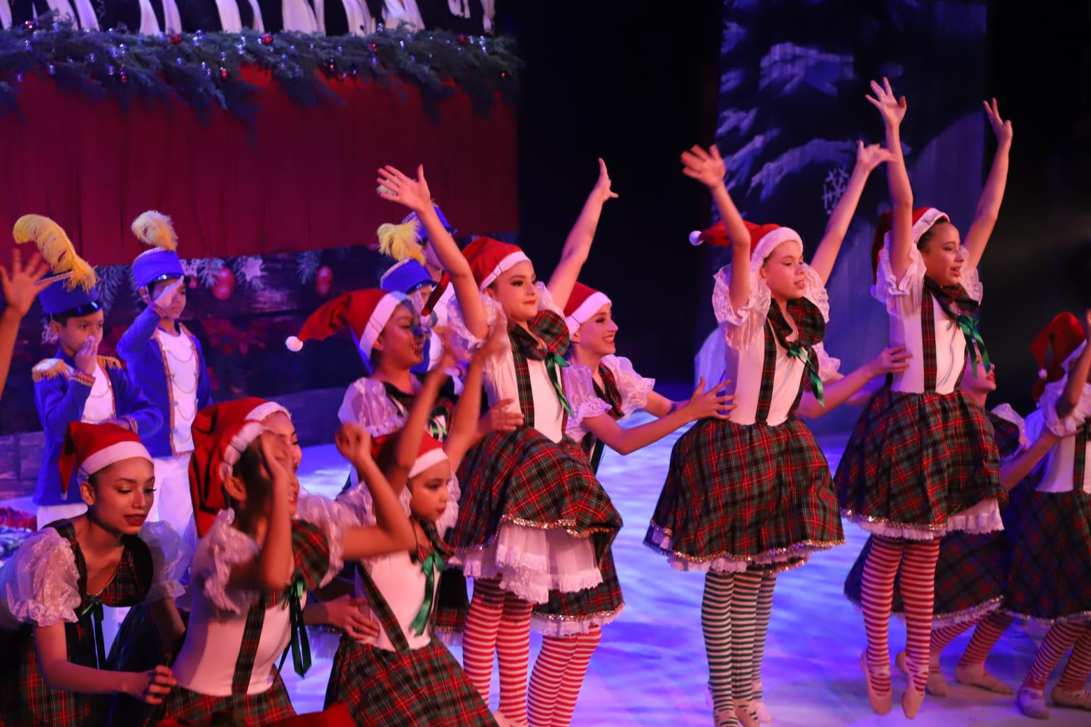 $!Sobre el escenario se reflejó el talento de los alumnos de la Escuela Municipal de Ballet Clásico.