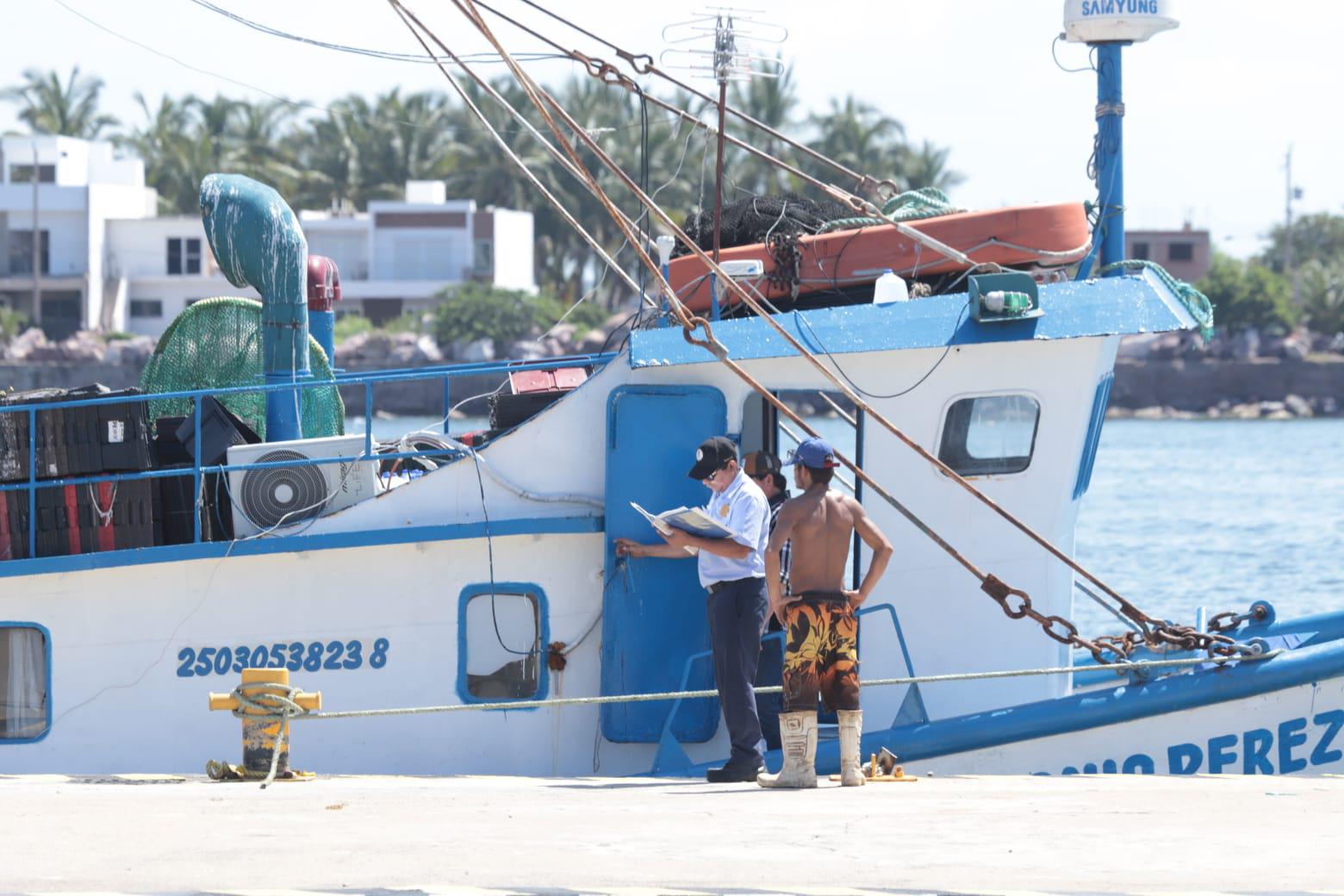 $!A horas del final de la veda, últimos barcos camaroneros salen vía lastre rumbo a altamar