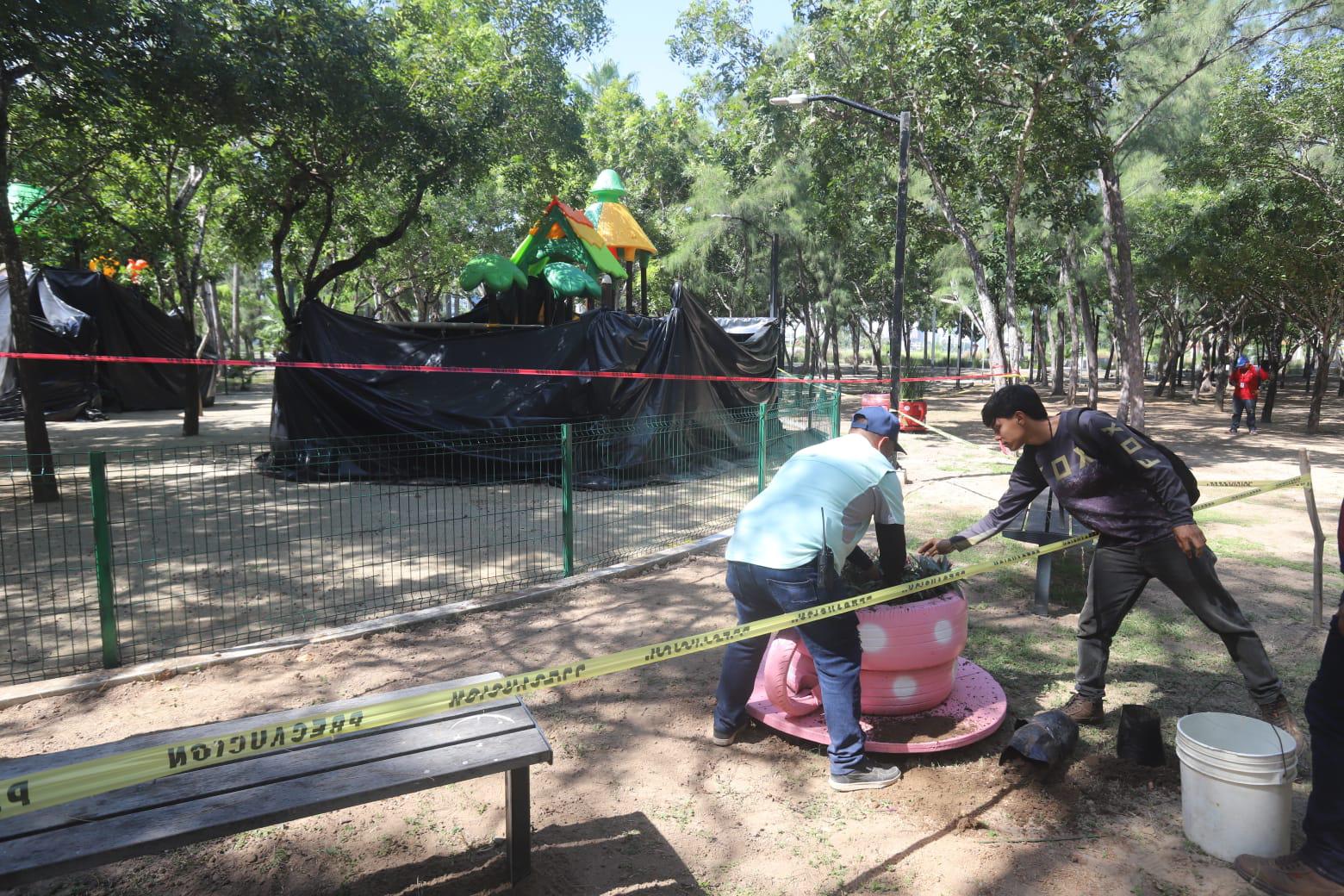 $!Alistan últimos detalles en el Parque Central previo a la inauguración del segundo Sendero de Paz en Mazatlán