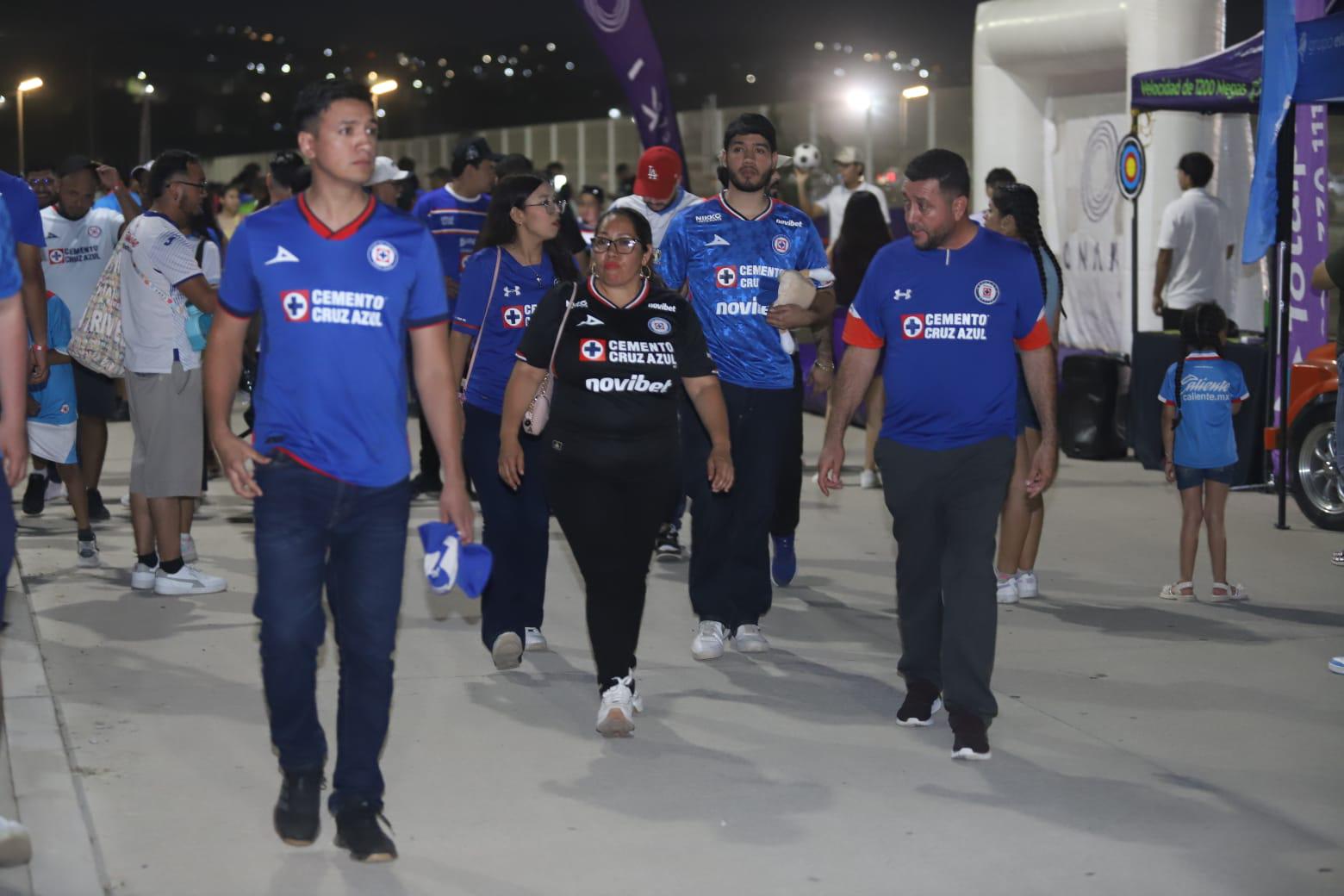 $!Fiesta celeste en Mazatlán: La Máquina tiñe de azul el estadio El Encanto