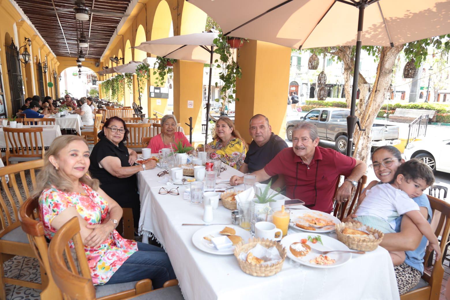 $!Presentan algunos restaurantes gran afluencia de comensales este Día del Padre