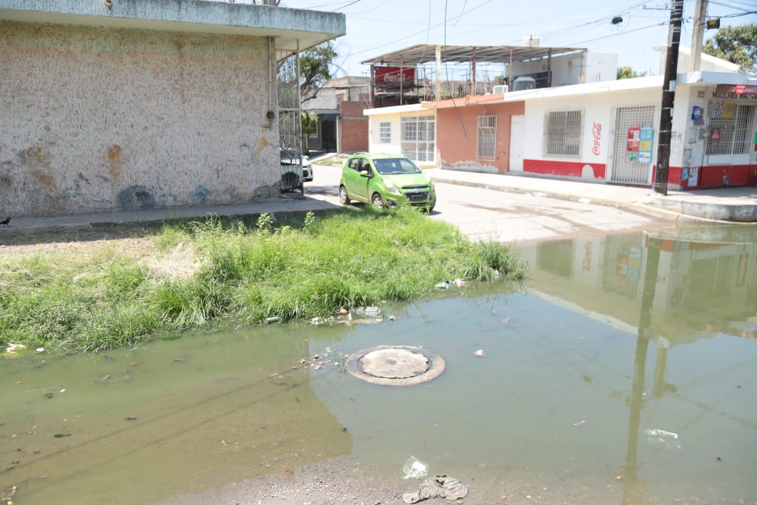 $!Viven vecinos de la colonia Independencia, en Mazatlán, entre grandes charcos de aguas negras