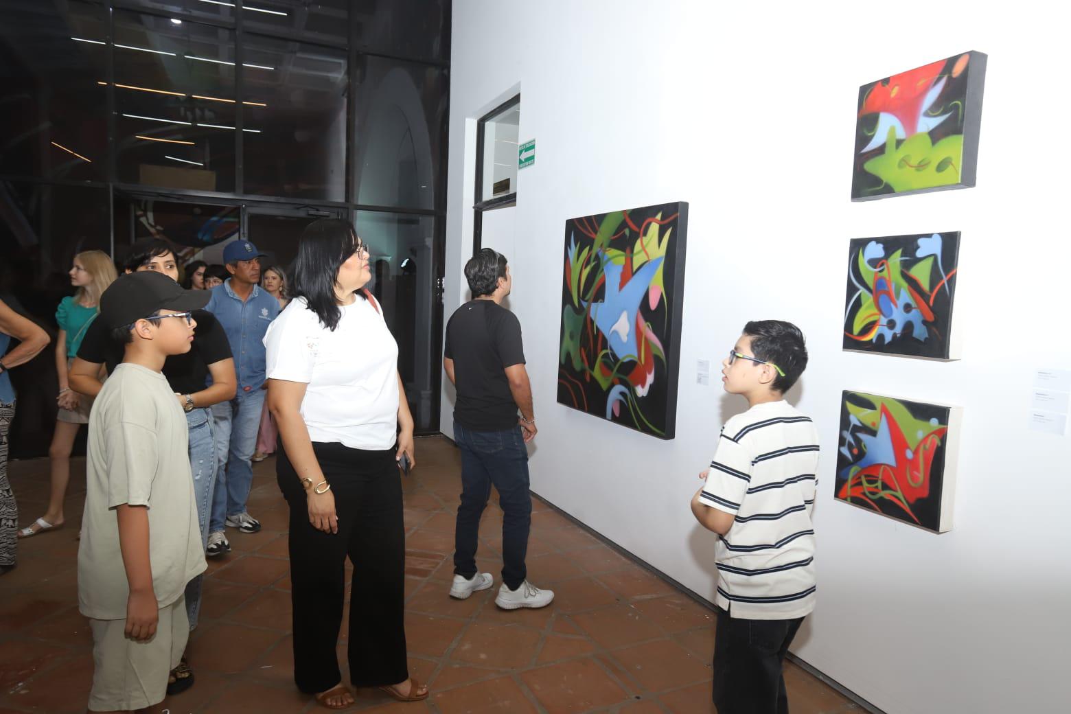 $!Asistentes recorrieron las salas del Museo de Arte de Mazatlán durante una velada dedicada al arte y la convivencia.