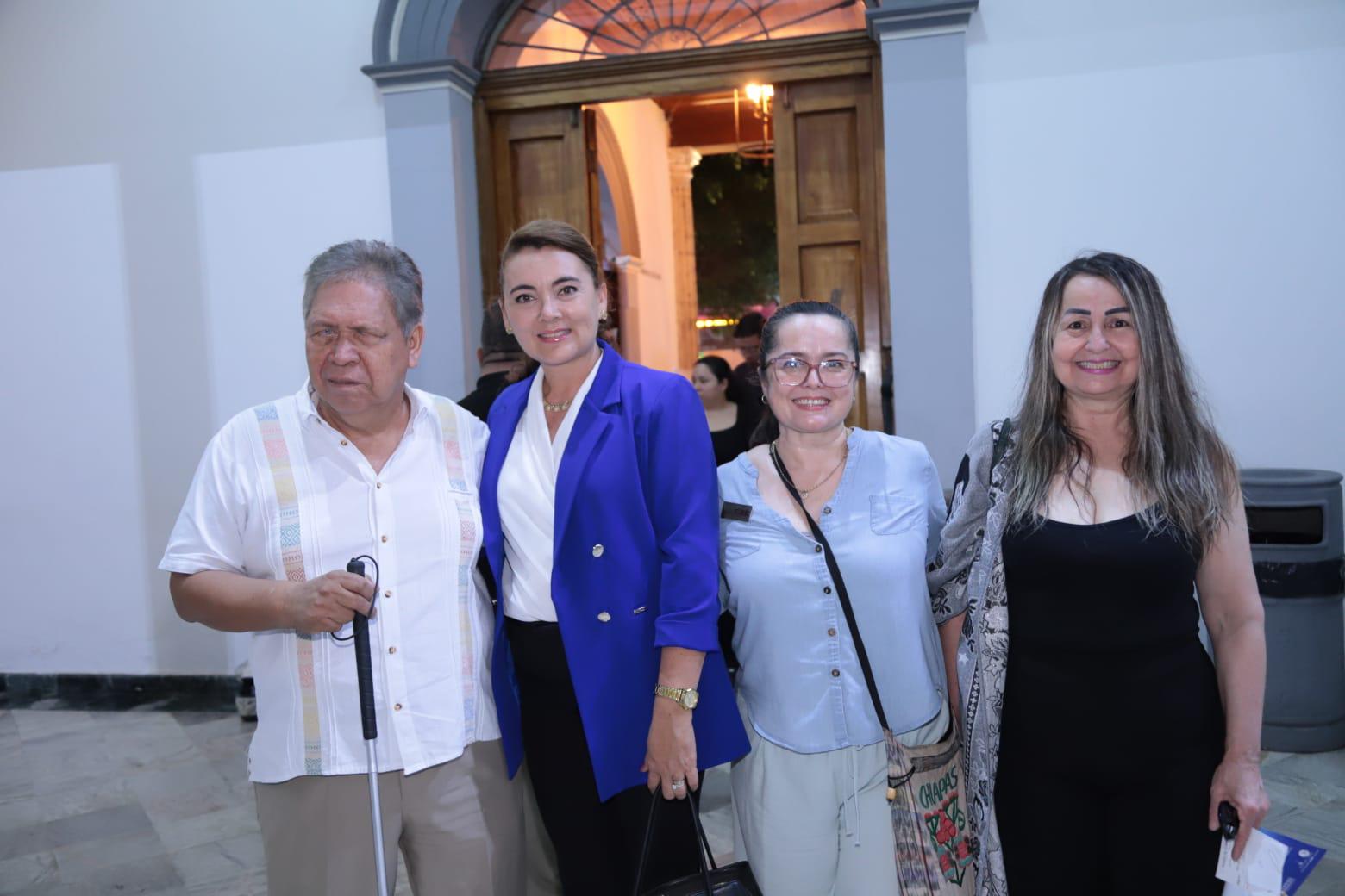 $!Vicente Martínez, Amada Cervantes, Claudia y Lilia Zataráin.