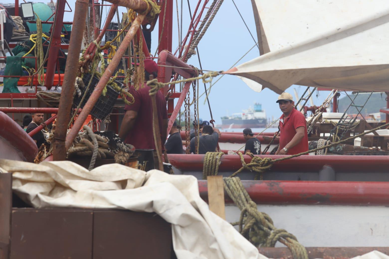 $!Pescadores denuncian saqueo de camarón de altamar por ribereños y aún no definen inicio de la zafra