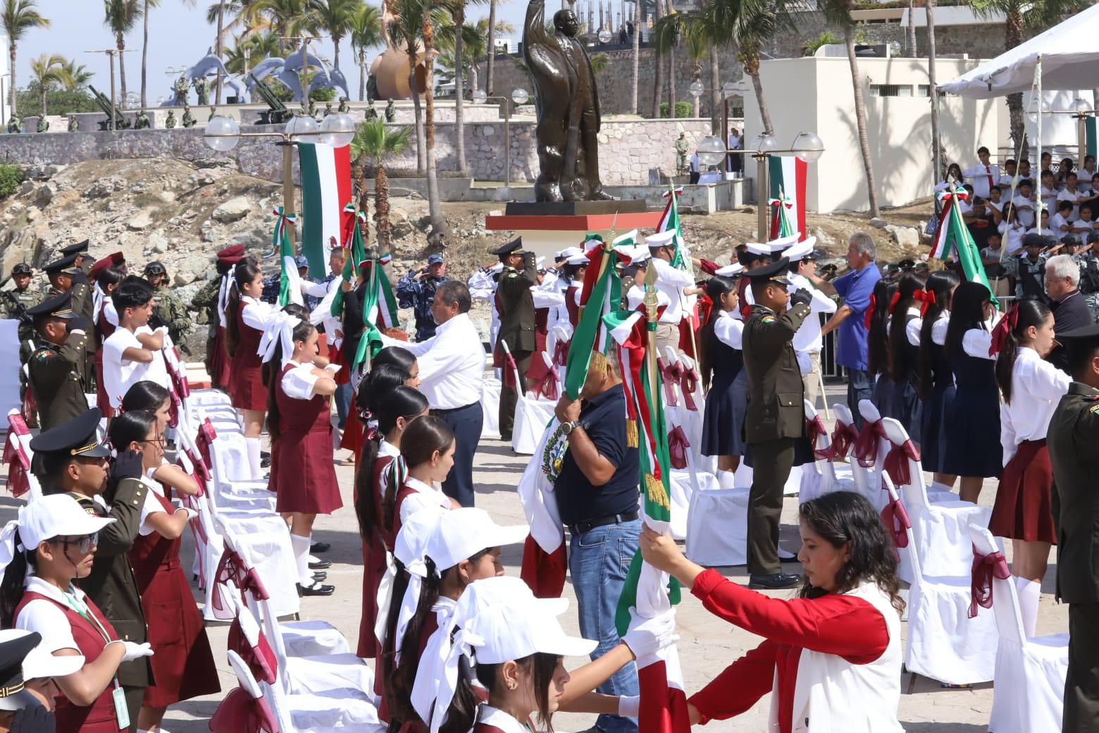 $!Encabeza AMLO celebración del Día de la Bandera en la Glorieta Sánchez Taboada de Mazatlán