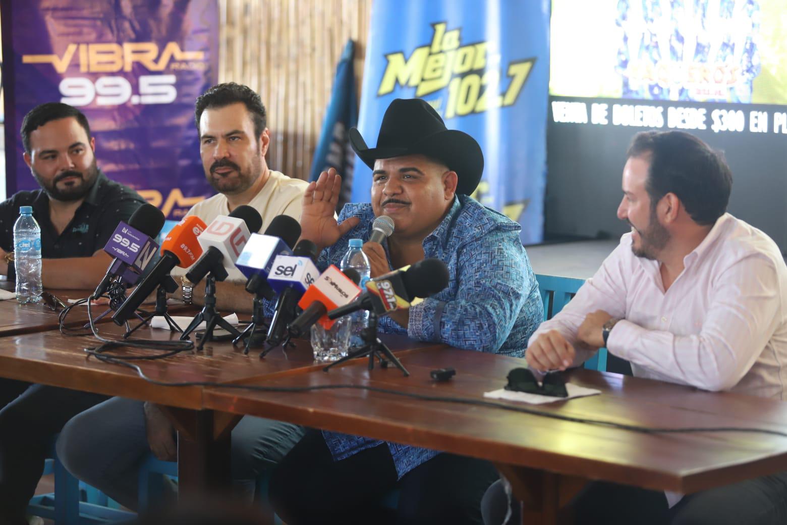 $!En rueda de prensa acompañaron a Chuy Lizárraga, Juanelo Contla, director comercial de Gusto al Gusto; el empresario Jesús Tirado y Ricardo Velarde, encargado del Despacho de Sectur Sinaloa.