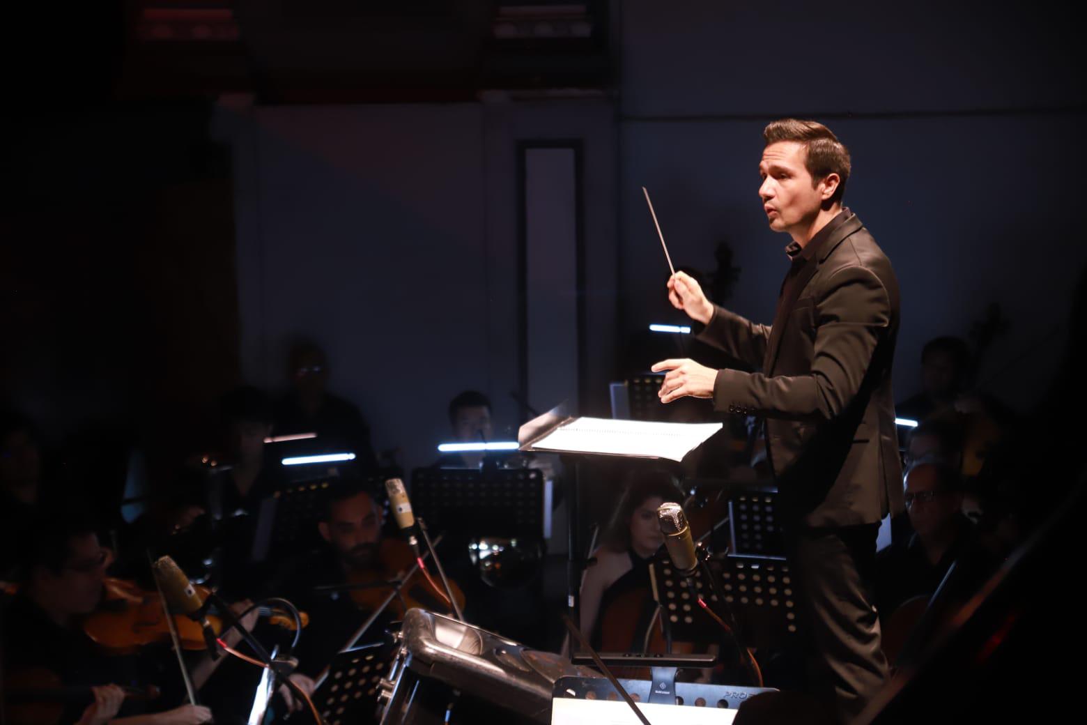 $!El maestro Sergio Freeman dirigió a la Camerata Mazatlán.