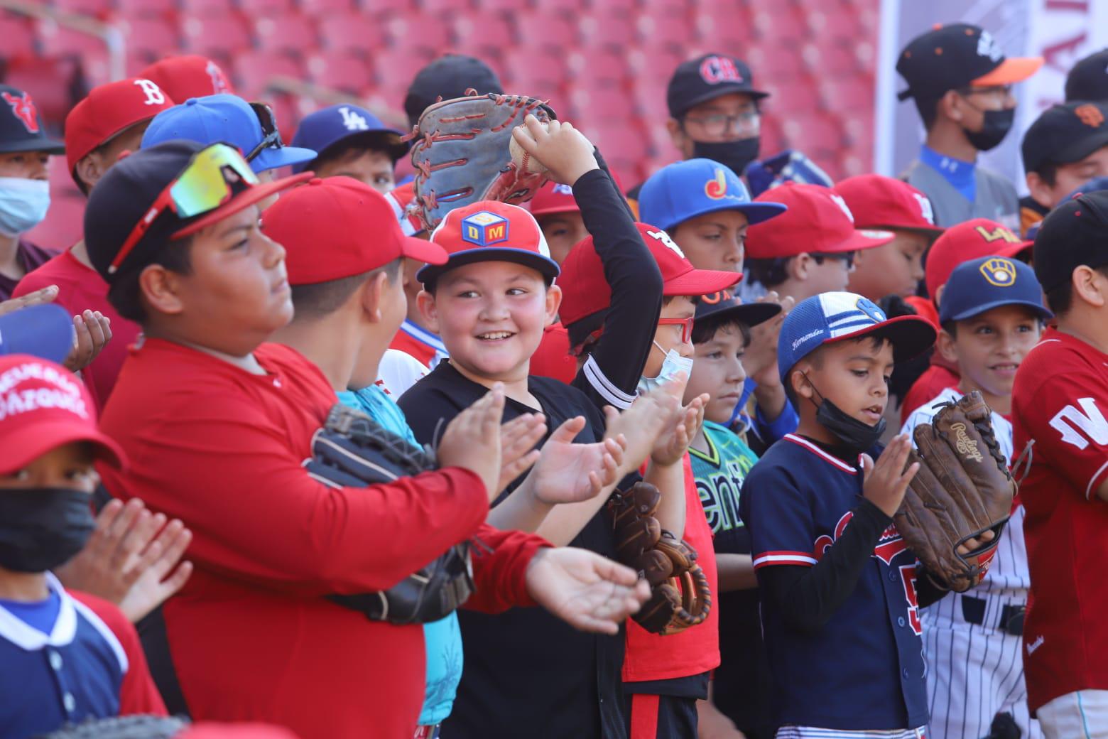 $!Juan José Pacho y ex peloteros profesionales imparten clínica de beisbol en el Teodoro Mariscal