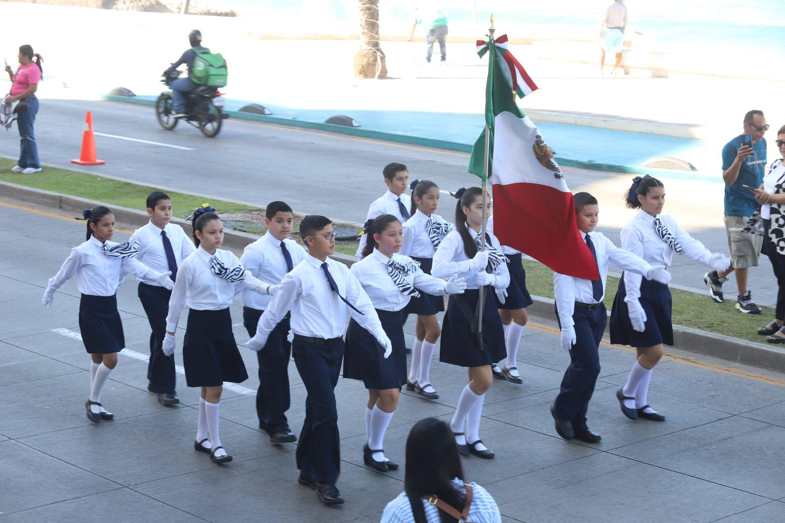 $!Se viste Avenida del Mar de tricolor por desfile de escoltas de Bandera