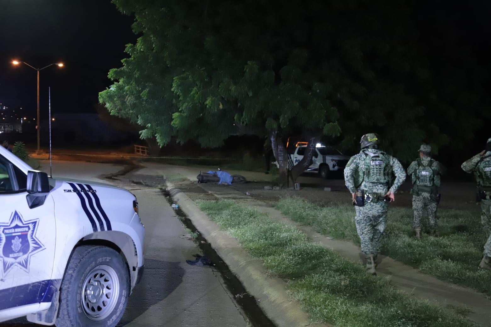 $!Asesinan a balazos a hombre mientras estaba sobre su motocicleta en Mazatlán