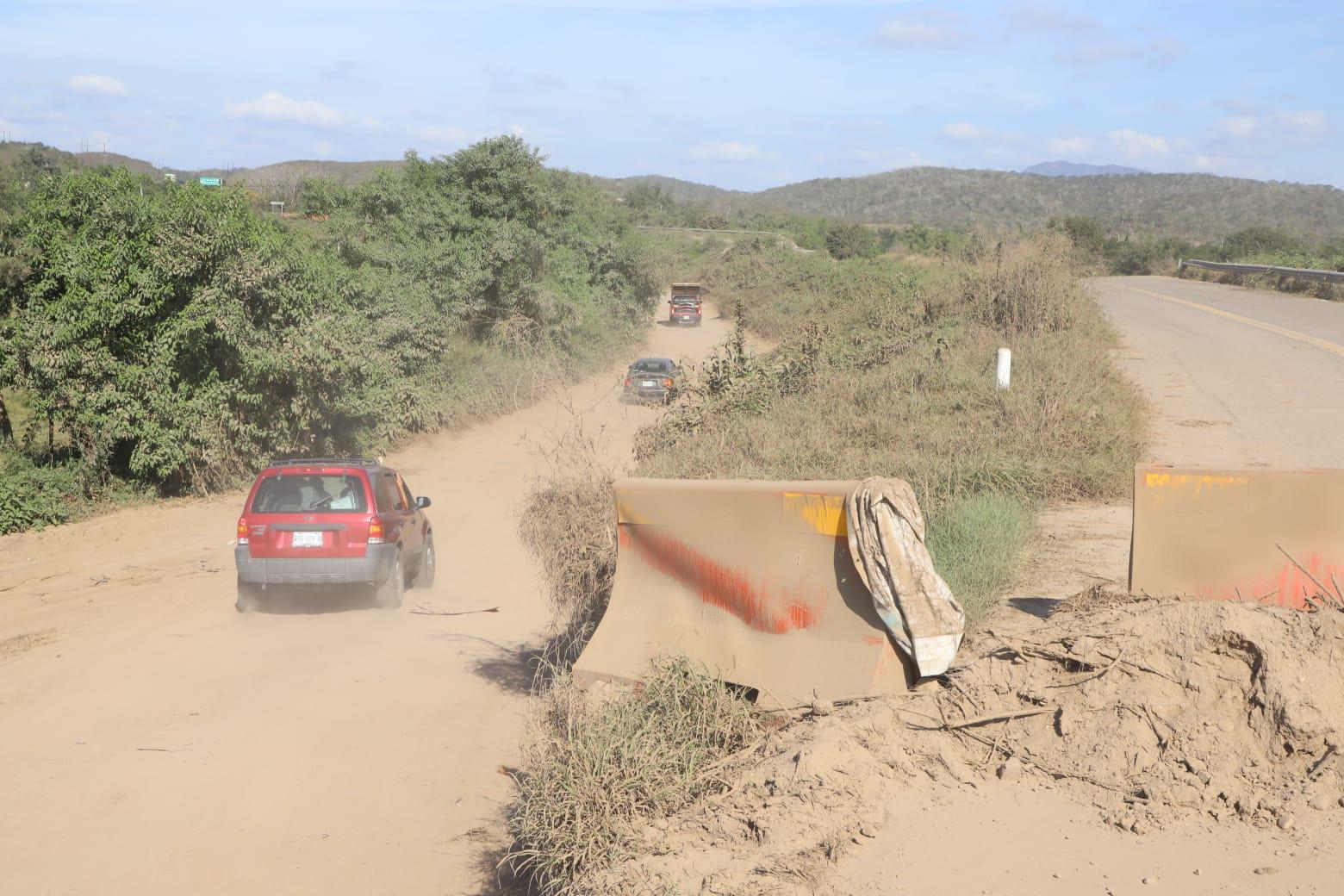 $!Habitantes de El Quelite abren paso por el río para levantar la economía de la sindicatura