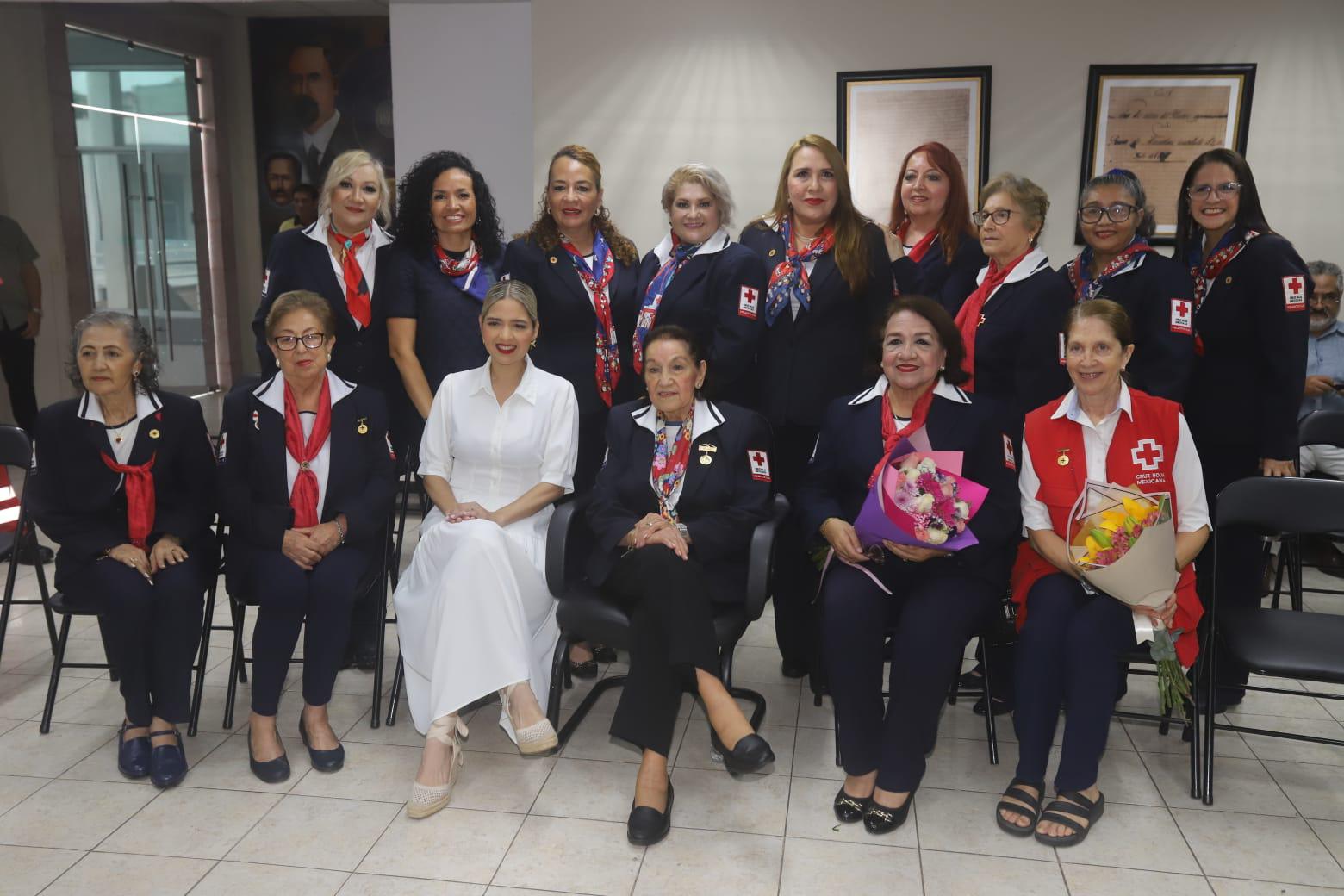$!María Graciela y la Alcaldesa Estrella Palacios entre las integrantes del Comité de Damas de Cruz Roja Mazatlán.