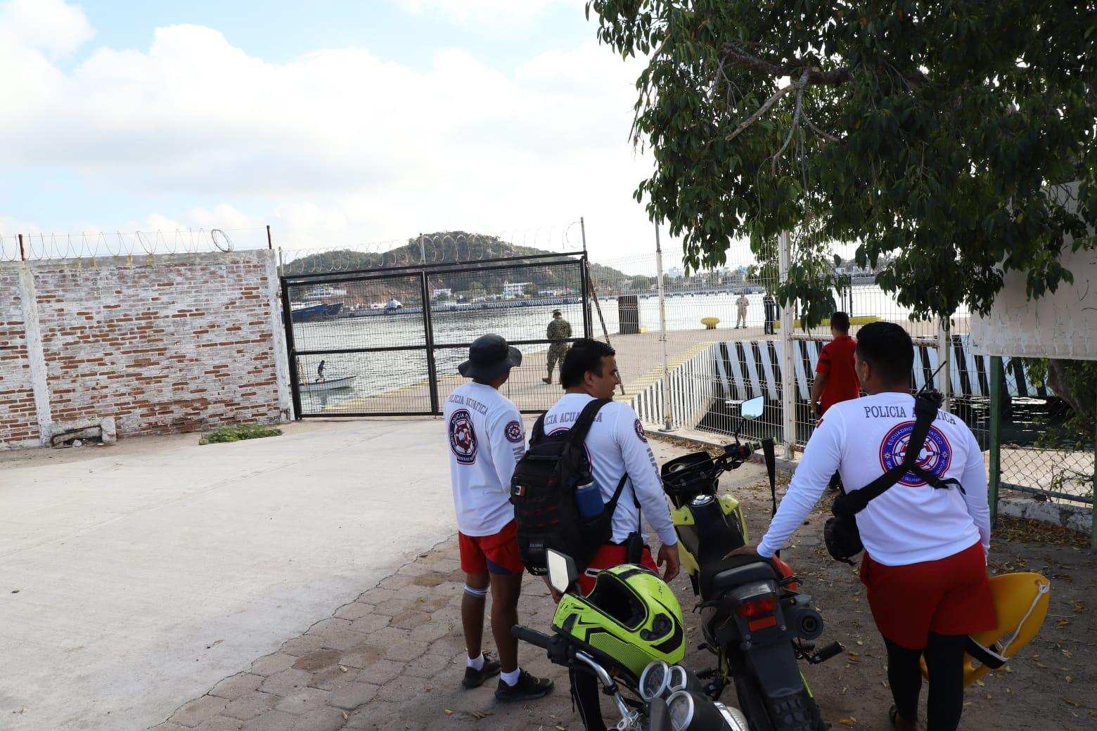 $!Helicóptero sufre avería y acuatiza de emergencia en canal de navegación de Mazatlán