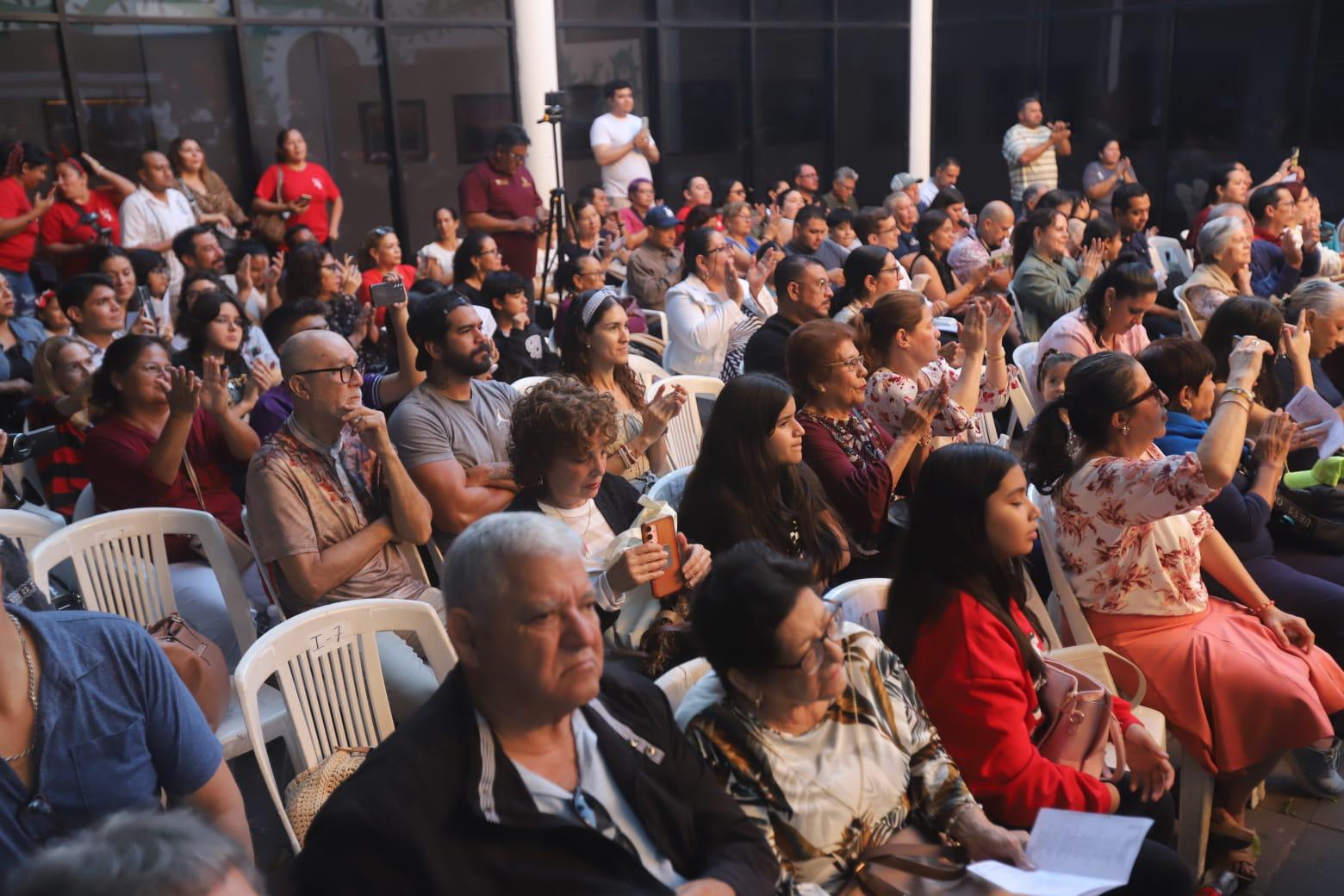 $!Padres y familiares disfrutan con orgullo el concierto navideño interpretado por sus hijos en el Museo de Arte de Mazatlán.