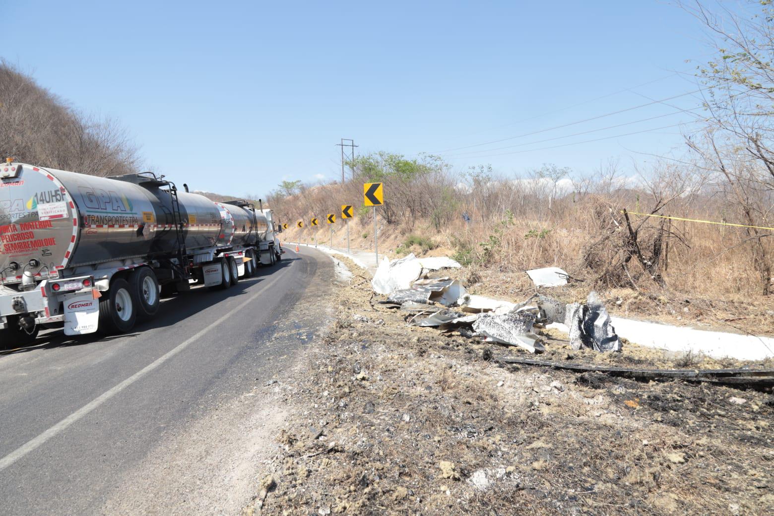$!Tráiler cisterna vuelca y se incendia en la Autopista Durango-Mazatlán; el conductor murió carbonizado