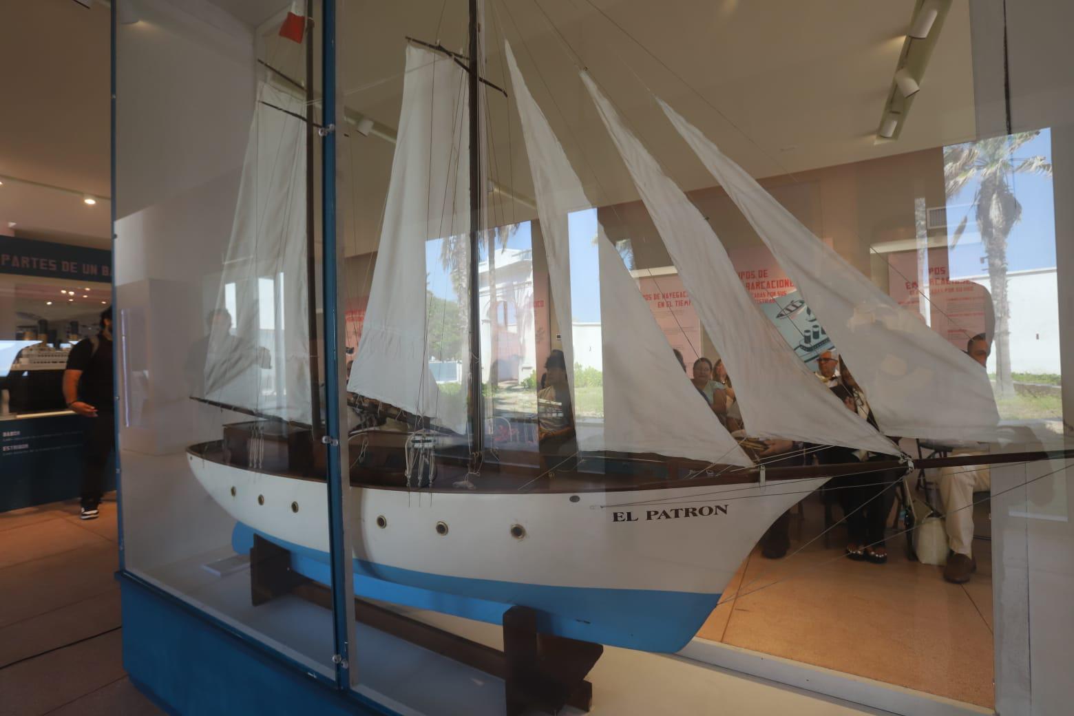 $!Develan el velero ‘El Patrón’ en honor a Juan Vázquez Reséndiz en la Casa del Marino
